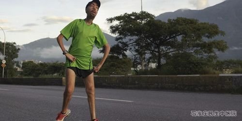 委内瑞拉38岁男子梅拉姆罹患肌肉萎缩症，花了将近17个小时，跑完芝加哥马拉松赛。
